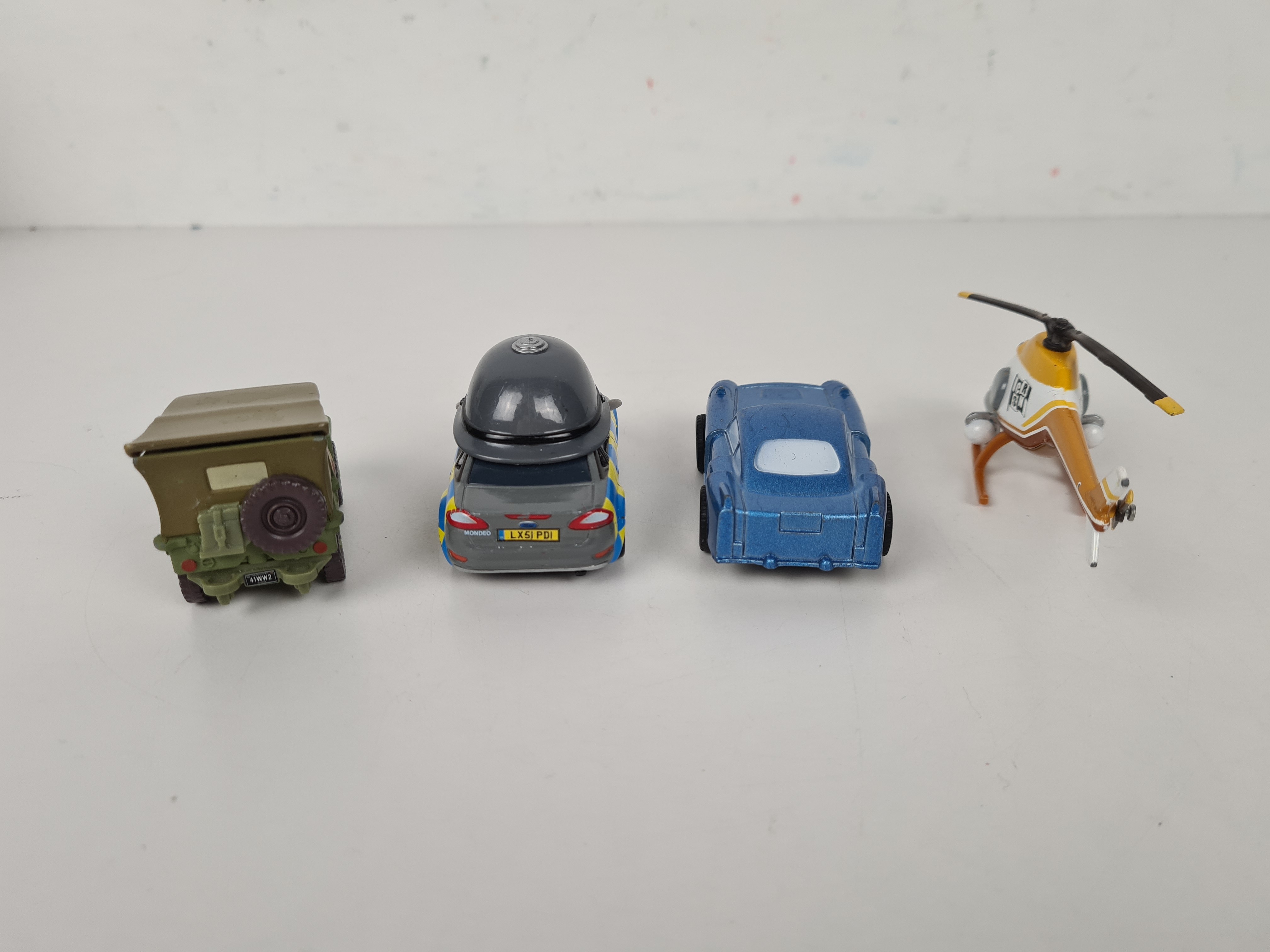 Voir photo 3 de Voiture - Lot de 4 " Cars " métal et plastique Voiture - Lot de 4 " Cars " métal et plastique Bon état - Vue 3 -